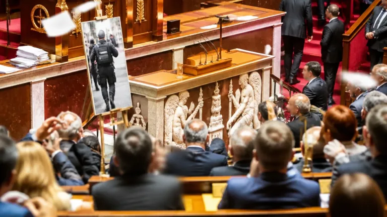 Nuñez accuse les Insoumis d'avoir « jeté de l'huile sur le feu » lors d'une joute à l'Assemblée