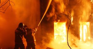 « Tandis qu’ils s’affairaient à protéger les nantis, nous avons été abandonnés aux flammes », clament les habitants de Los Angeles face à l’inégalité des secours.