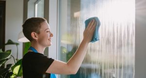 Cette astuce de grand-mère redonne éclat à vos vitres sans laisser de traces Cette astuce de grand-mère redonne éclat à vos vitres sans laisser de traces
