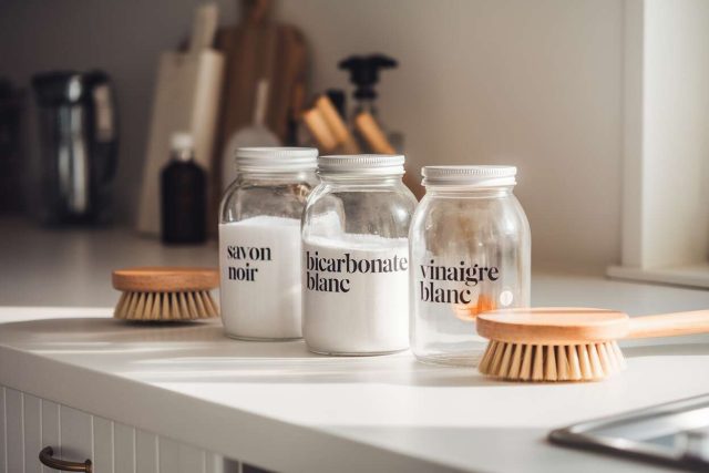 Savon noir, bicarbonate ou vinaigre blanc ? Voici le nettoyant idéal pour chaque surface