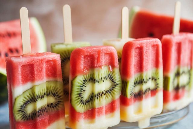 Comment faire des popsicles pastèque-kiwi : fraîcheur ludique pour petits et grands