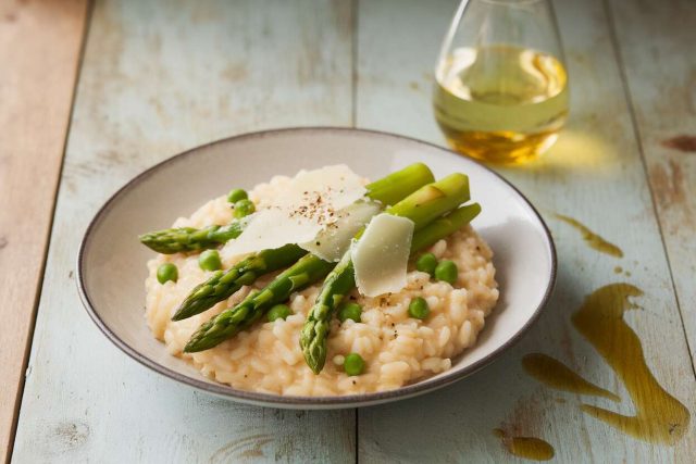 Comment préparer un risotto primavera: asperges vertes, petits pois et copeaux de parmesan