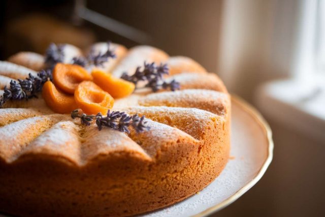 Gâteau moelleux à l'abricot et lavande : recette inratable pour un dessert parfumé