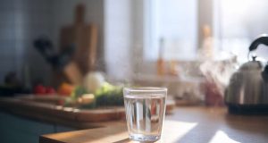 L’astuce du « verre d’eau avant chaque repas » : pourquoi ça marche et comment l’optimiser encore plus L'astuce du "verre d'eau avant chaque repas" : pourquoi ça marche et comment l'optimiser encore plus