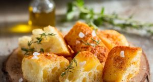Le truc pour que vos croûtons maison soient bien dorés, croustillants et parfumés à l’ail Le truc pour que vos croûtons maison soient bien dorés, croustillants et parfumés à l'ail