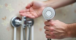 Changer le flexible de douche qui fuit : La réparation rapide que tout le monde peut faire en 10 minutes Changer le flexible de douche qui fuit : La réparation rapide que tout le monde peut faire en 10 minutes