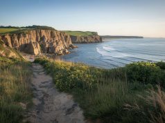 Ce sentier côtier breton offre un spectacle naturel unique au monde Ce sentier côtier breton offre un spectacle naturel unique au monde