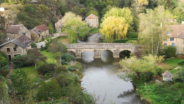 L’Orne cache un plus beau village de France en Normandie, un village de caractère au bord de la Sarthe