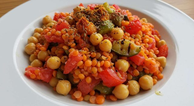 Comment préparer une salade de lentilles corail, légumes grillés et vinaigrette au cumin ?