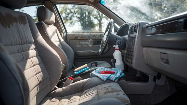 Voiture avec intérieur poussiéreux et taché : Voici comment la nettoyer comme un pro avec peu de moyens
