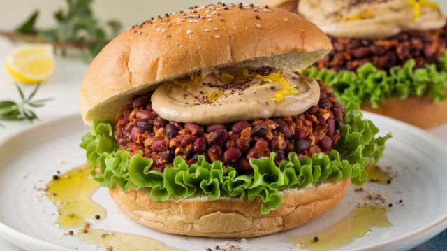 Comment préparer un burger végétarien maison : galette de haricots noirs épicée et sauce tahini