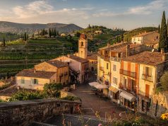On se croirait en Italie mais cette ville française cache un paysage façonné par les volcans On se croirait en Italie mais cette ville française cache un paysage façonné par les volcans