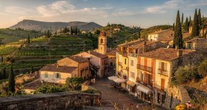 On se croirait en Italie mais cette ville française cache un paysage façonné par les volcans On se croirait en Italie mais cette ville française cache un paysage façonné par les volcans