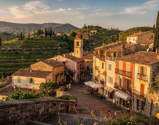 On se croirait en Italie mais cette ville française cache un paysage façonné par les volcans On se croirait en Italie mais cette ville française cache un paysage façonné par les volcans