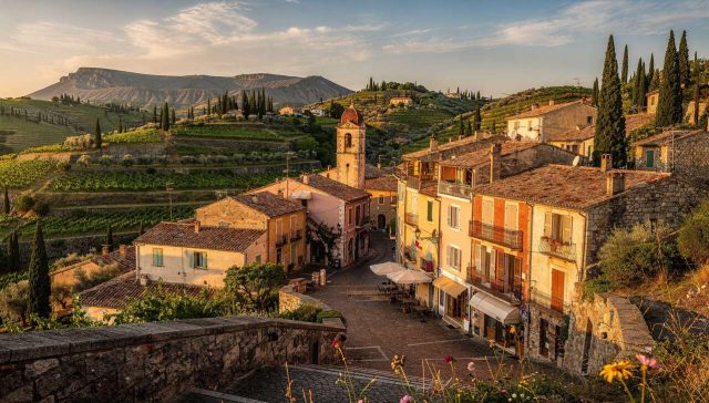 On se croirait en Italie mais cette ville française cache un paysage façonné par les volcans